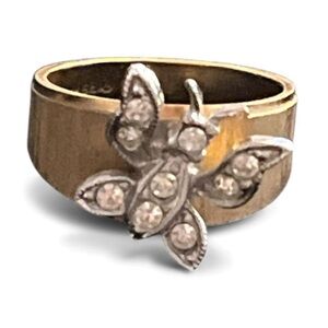 ✨ 18K HE Gold Butterfly Accent Ring – Sparkling Crystal Detailing ✨